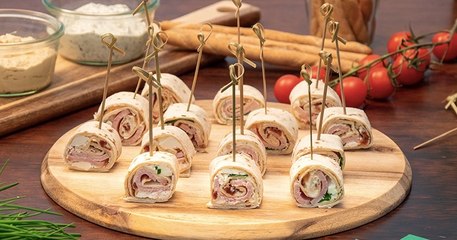 Egayez votre table apéritive avec ces mini wraps roulés au rôti et feta