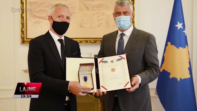 Thaçi dekoron familjen Kryeziu me “Urdhrin e Pavaresise” |Lajme-News