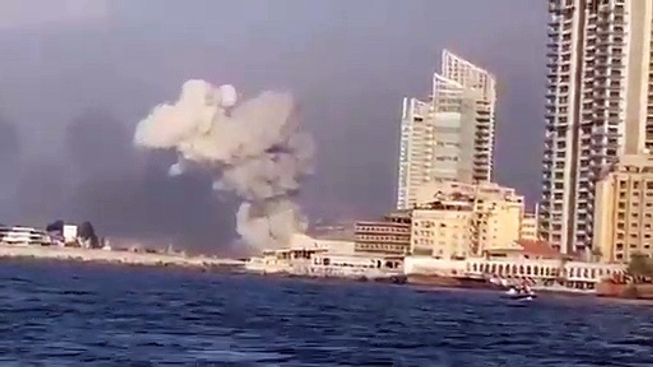 Beyrut Limanı'nda büyük patlama! Dehşetin görüntüleri; Atom bombası gibi patladı