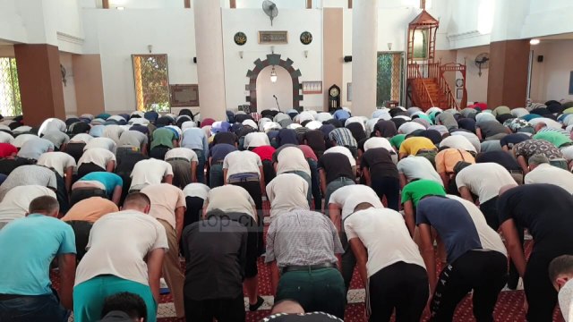 Kurban Bajrami në Durrës, besimtarët nuk mbajnë maskë dhe as distancë gjatë faljes: Pa koment