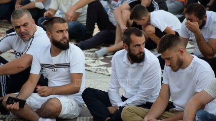 Korçë, besimtarët myslimanë nuk mbajnë maska dhe falen pa distancë: Pa koment