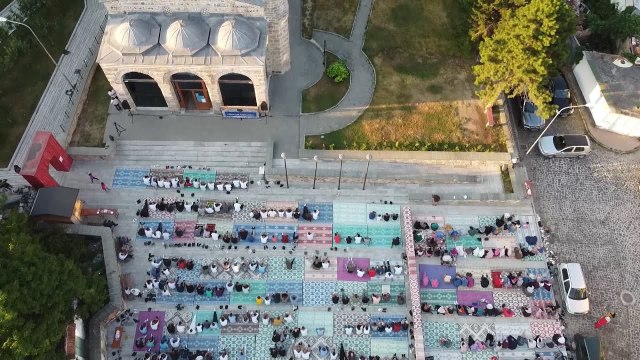 Ora News - Besimtarët myslimanë festojnë Kurban Bajramin, Ora News e RTV Ora ju uron: Gëzuar!