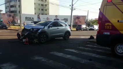 Carros se envolvem em grave colisão na Rua São Paulo, no Centro
