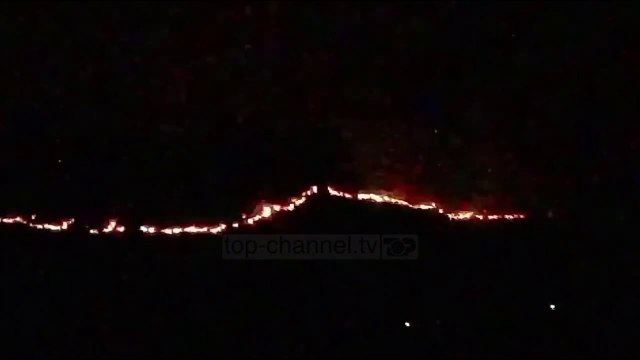 Përfshihet nga flakët mali i Torovicës, banorët të vetmit që po përpiqen të shuajnë zjarrin
