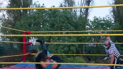 مصارعة زمن كورونا في المكسيك حرّة... من الجدران