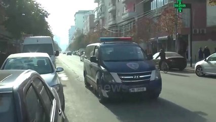 Download Video: Ora News - Vetëvaret në paraburgim i shoqëruari për dhunë në familje, procedohen dy policë