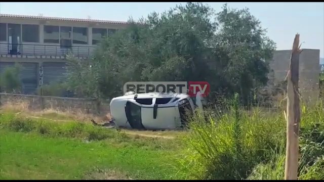 Report TV -Aksident në Berat, pamjet kur makina del nga rruga dhe përmbyset në fushat bujqësore