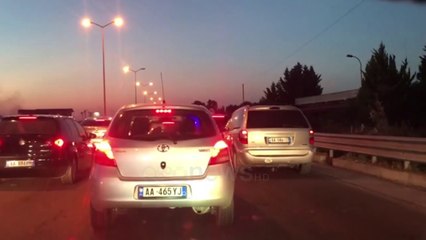 Video herunterladen: Ora News - Po kthehen nga plazhi, trafiku i rënduar në autostradën Rrogozhinë - Kavajë