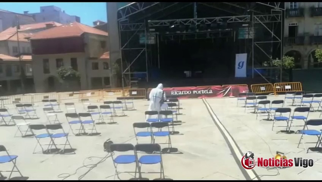 Desinfeccion do escenario e cadeiras antes do Memorial Ricardo Portela
