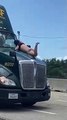 Accroché sur le capot d’un camion en marche sur l’autoroute, il ne veut pas lâcher