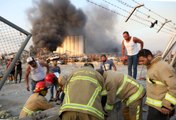 أب لبناني يُبكي القلوب بمحاولته إنقاذ ابنه في انفجار بيروت