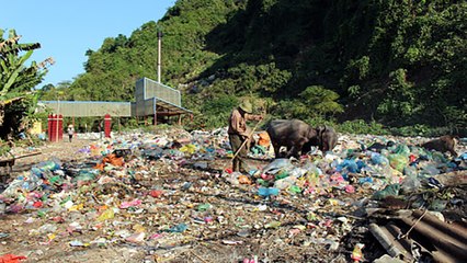 Bắc Kạn: Đổ phế thải tràn lan ra môi trường | VTC