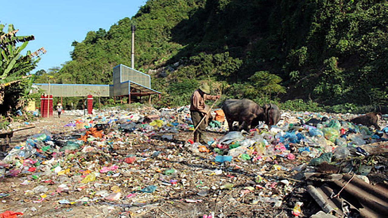 Bắc Kạn: Đổ phế thải tràn lan ra môi trường | VTC
