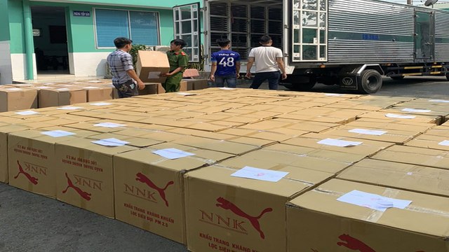 Quảng Ngãi: Gom khẩu trang y tế để đầu cơ | VTC