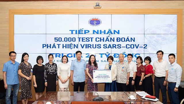 Bộ Y tế nhận 50.000 bộ xét nghiệm chẩn đoán Covid-19 | VTC