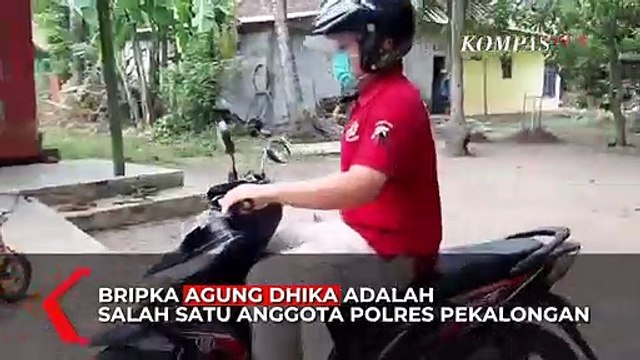 Polisi Sisihkan Gaji Untuk Belikan Ponsel Kepada Siswa Tidak Mampu.