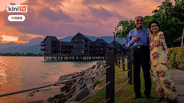Dr M kongsi gambar 'romantik' pada ulang tahun perkahwinan ke-64