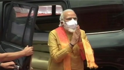 PM Modi offers prayers at Hanumangarhi temple