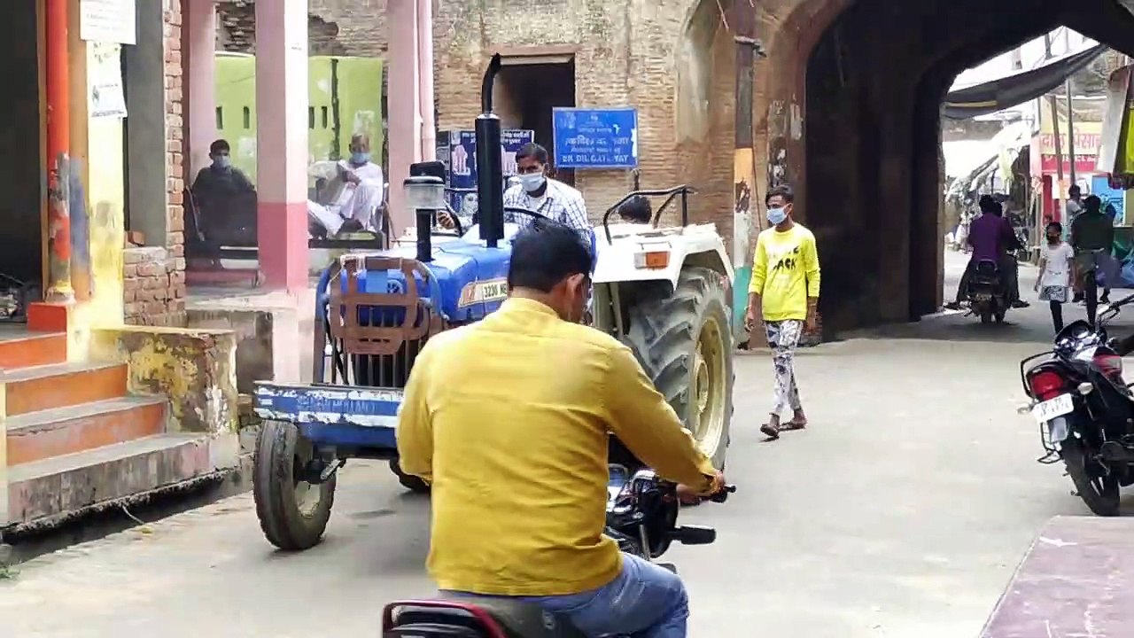 कोरोना के मामले बढ़ता देख प्रशासन द्वारा क्षेत्र में किया गया सैनिटाइजर