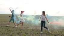 friends-with enjoyment -colored-smoke-bombs-4556