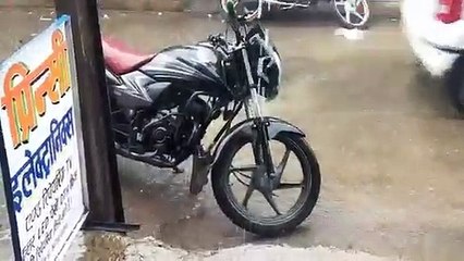 मक्सी में हुई तेज बारिश से सड़कों पर भरा पानी