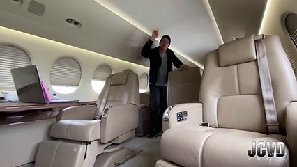 JCVD legendary Kick in the plane for his fans - Jean-Claude Van Damme