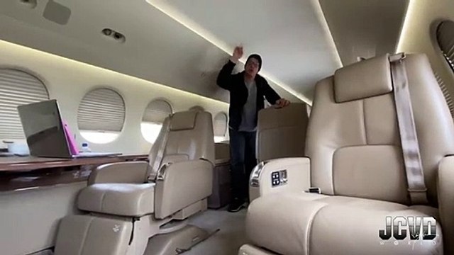 JCVD legendary Kick in the plane for his fans - Jean-Claude Van Damme