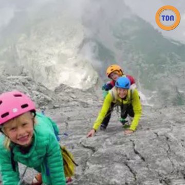 Couple d’alpinistes et leurs enfants de 3 et 7 ans à plus 3 308 mètres d’altitude