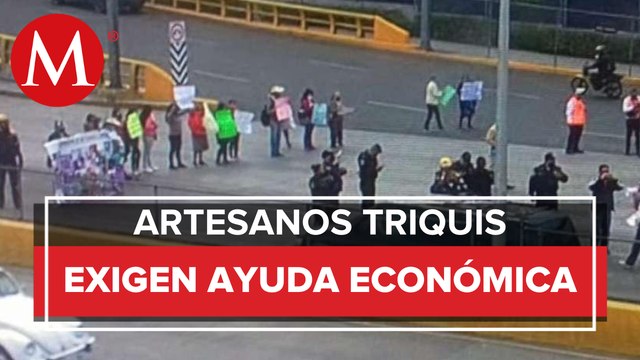 Artesanos triquis bloquean Circuito Interior a la altura del AICM