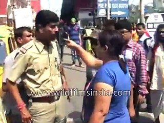 Howrah Taxi driver beaten up by Indian woman : girl power rules? Or bad behaviour?