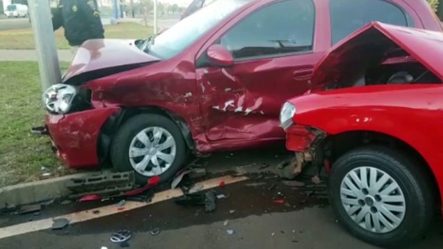 Batida entre carros deixa duas pessoas feridas na Avenida Tancredo Neves