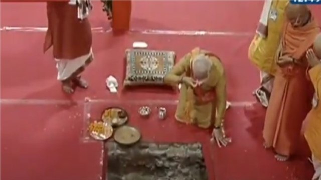 PM Modi puts Havankund soil on forehead