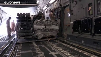 شاهد: المساعدات الدولية العاجلة تبدأ في الوصول إلى لبنان