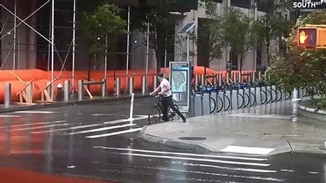 Isaías sobe costa americana rumo ao Canadá