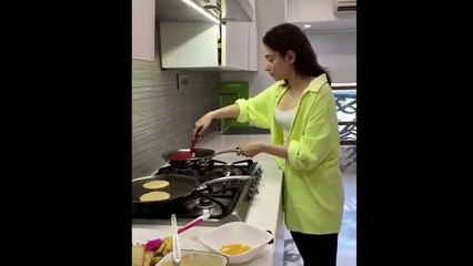 Tamannaah Bhatia Shwoing her Cooking Talent