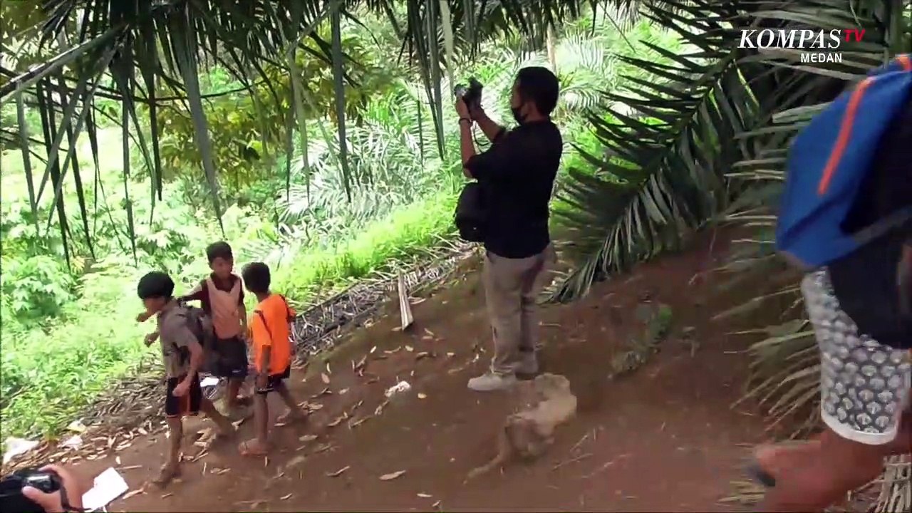 Seperti Ini Perjuangan Siswa Menuju Lokasi Bersinyal Internet Agar Bisa Sekolah Online