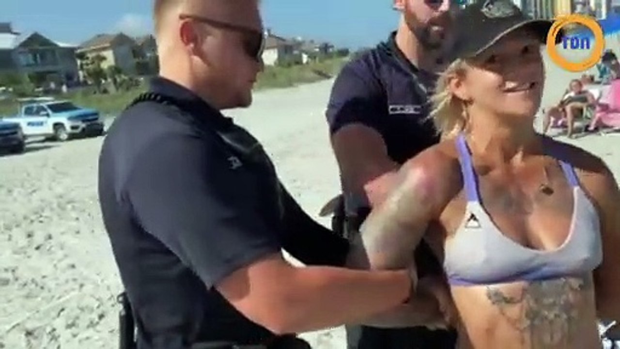Une femme en petite tenue sur la plage se fait arrêter et menotter par la police