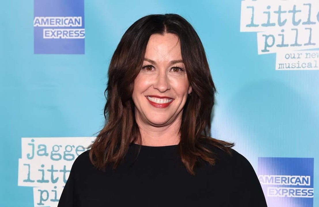 Alanis Morissette está feliz que marido possa desempenhar papéis 'não convencionais' em casamento