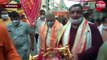 गाजियाबाद में केंद्रीय मंत्री वीके सिंह बांटा प्रसाद