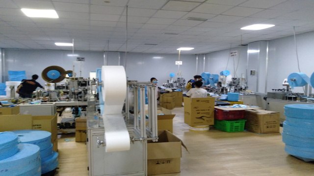TPHCM: Đột kích công xưởng khẩu trang 3M giả | VTC