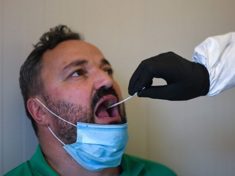 Corona-Testpflicht: Verweigerer werden von der Polizei gezwungen