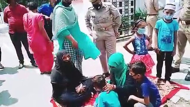इंसाफ न मिलने पर बलात्कार पीड़िता ने एस पी कार्यालय के बाहर दिया धरना