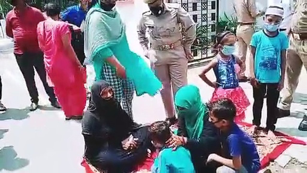 इंसाफ न मिलने पर बलात्कार पीड़िता ने एस पी कार्यालय के बाहर दिया धरना