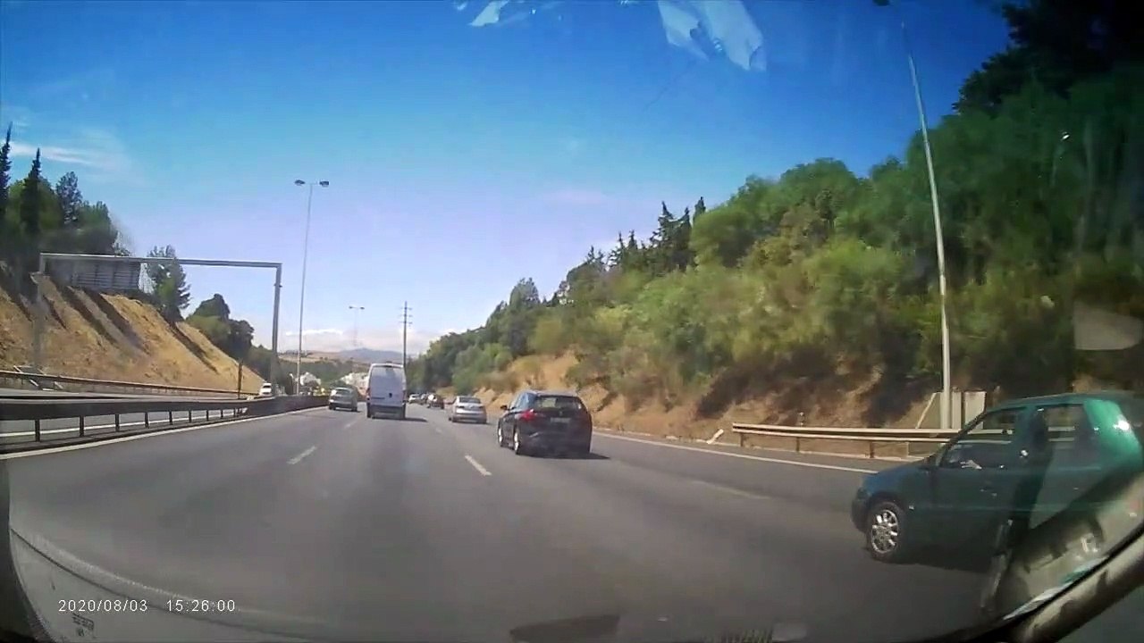 Condutor de BMW nervoso passa-se e chega a parar na faixa da esquerda da A5