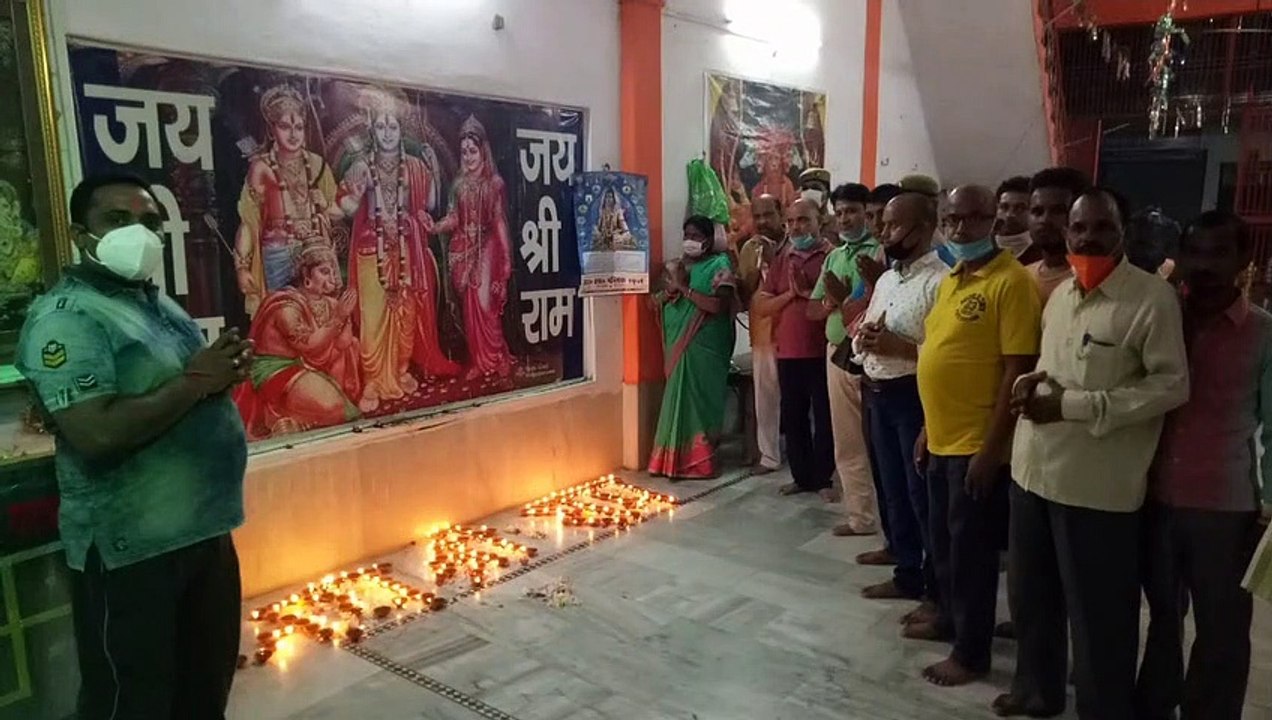भारतीय जनता पार्टी के नेताओं ने बांटी एक दूसरे को मिठाइयां