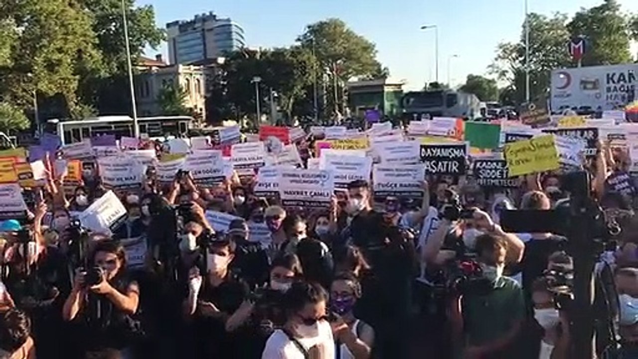 "Bu ülkenin tüm kadınlarını ilgilendiren bir kararı bir partinin MYK'sında vereceklerdi; bu toplantı kadınların mücadelesiyle 13 Ağustos'a ertelendi"