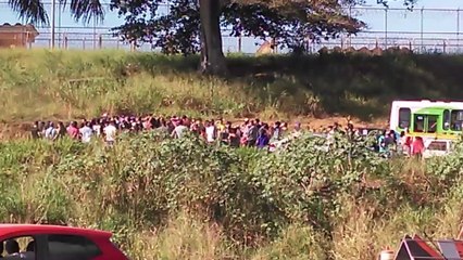 Скачать видео: Longa fila de carros se formou no Complexo Penitenciário do Xuri, em Vila Velha