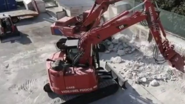 Napoli - Demolizioni controllate dei Vigili del Fuoco (05.08.20)