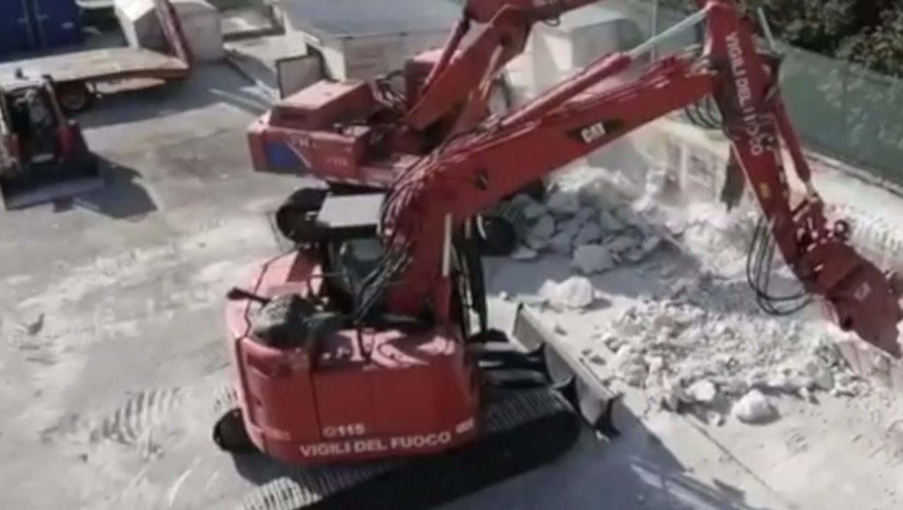 Napoli - Demolizioni controllate dei Vigili del Fuoco (05.08.20)