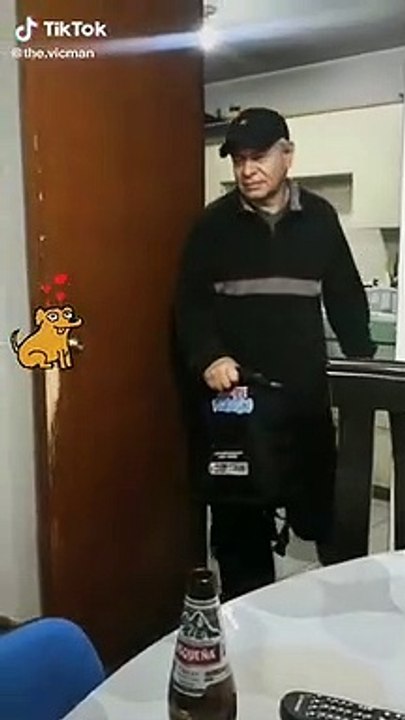 Perrito protege a su amo del COVID-19  y le pasa el tapabocas antes de salir de la casa